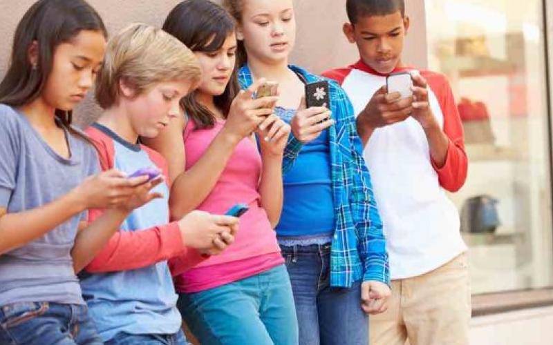 έφηβοι με κινητά
